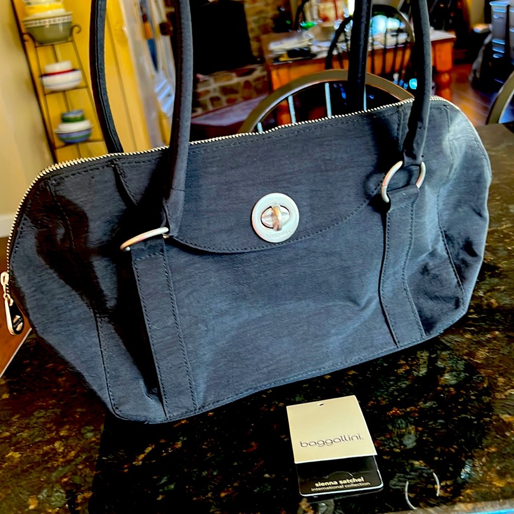 Black Baggallini “Sienna Satchel” Intl collection.